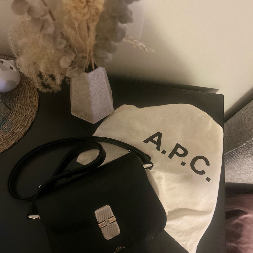 A.P.C. Black Crossbody Bag with Sleek Design - Picture 3 of 6